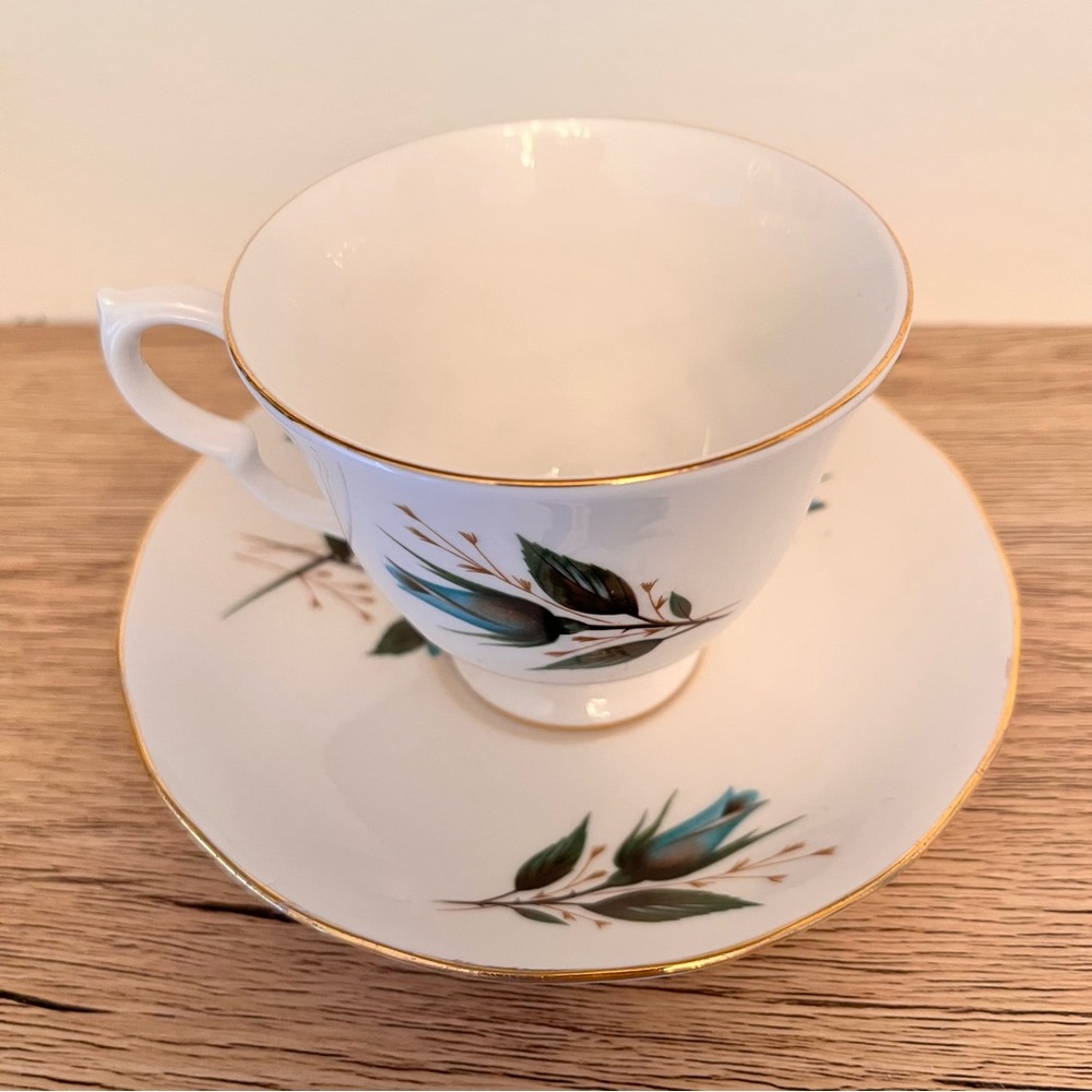 Set of 4 Vintage Royal Vale Blue Rose Bone China Teacups & Saucers England - Picture 4 of 8